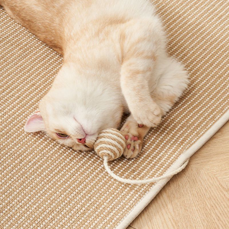 Kratzteppich Katze, Katzenkratzteppich aus Jute, atmungsaktiv und kühl, mit Sisalball-Anhänger für zusätzlichen Spaß
