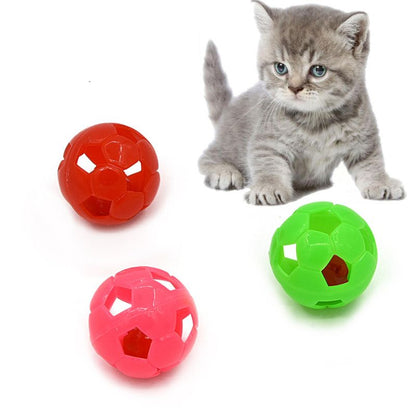 Spielzeug Katze, Katzenball in Fußball-Design mit integriertem Glöckchen im hohlen Inneren, Durchmesser 3,8 cm, Farbe zufällig (1 Stück)