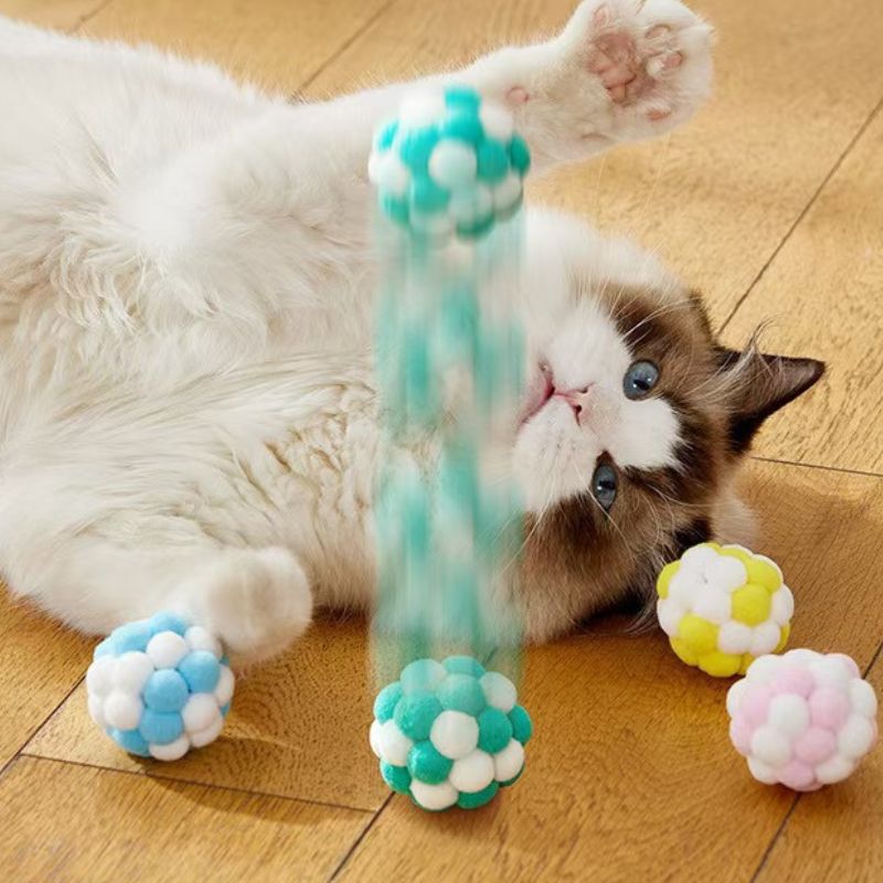 Spielzeug Katze, Plüschball mit Glocke, Elastisch, Aufmerksamkeitserregend und Süß, Farben Zufällig (2 Stück)