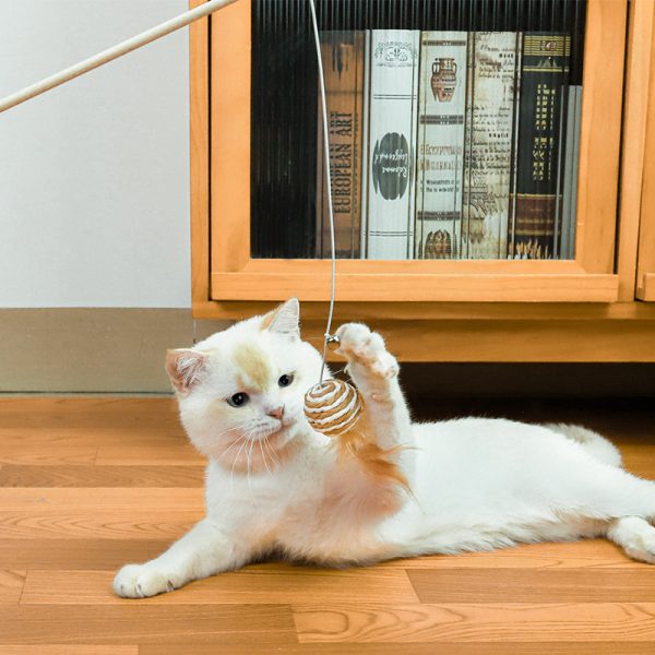 Katzenangel Federn, Holzstange in der Hand, Baumwolle und Leinen mit Glöckchen, Interaktion im Innenbereich – Bild 3