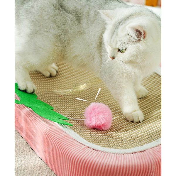 Kratzbrett Katze, Erdbeer-Sisalmatte Katzenbett mit Plüschbällen, Gebogenes Design, einen komfortablen Ort zum Kratzen & Ruhen – Bild 5